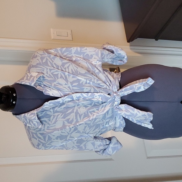 Light button down blouse - Picture 7 of 8